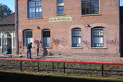 Cleaning graffiti from the Bloemendaal station building