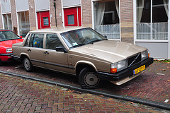 1986 Volvo 740 GLE Automatic with a flat tyre