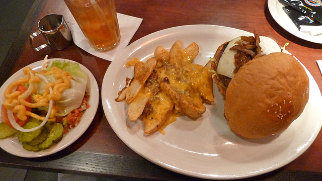 Dubai 2012 – Burger at Fuddruckers in the Al Ain mall