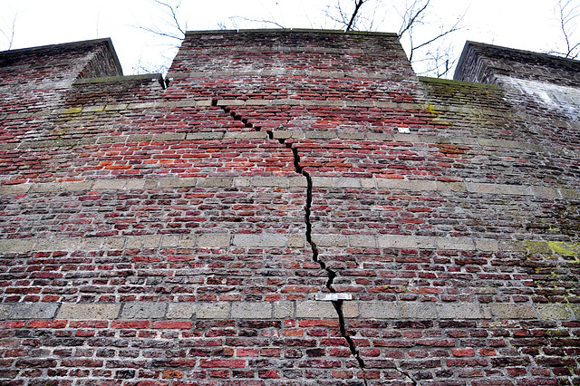 Cracks in the wall of the Burcht of Leiden