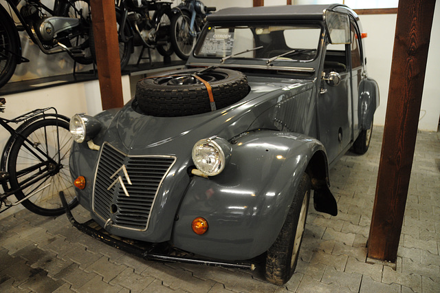 Automuseum von Fritz B. Busch – 1963 Citroën 2cv Sahara 4x4