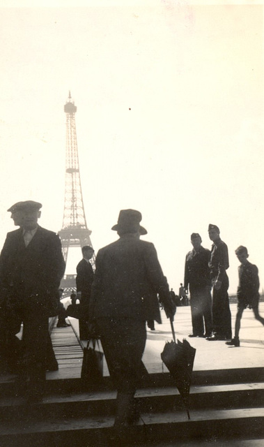 La tour Eiffel, 1945.