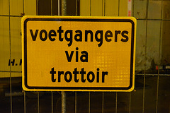 Voetgangers via trottoir