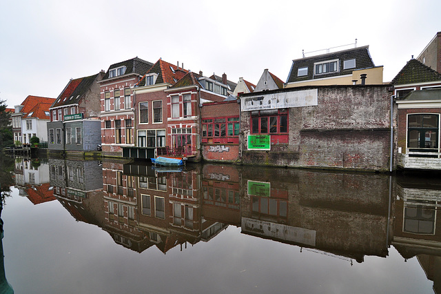View of some houses on the New Rhine in Leiden