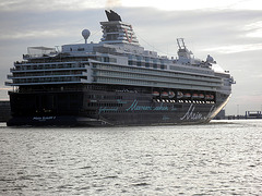 Mein Schiff 1 (alte) auf der Elbe zur nächsten Reise