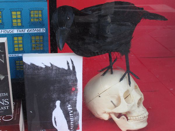 A crow, a skull and the house that groaned