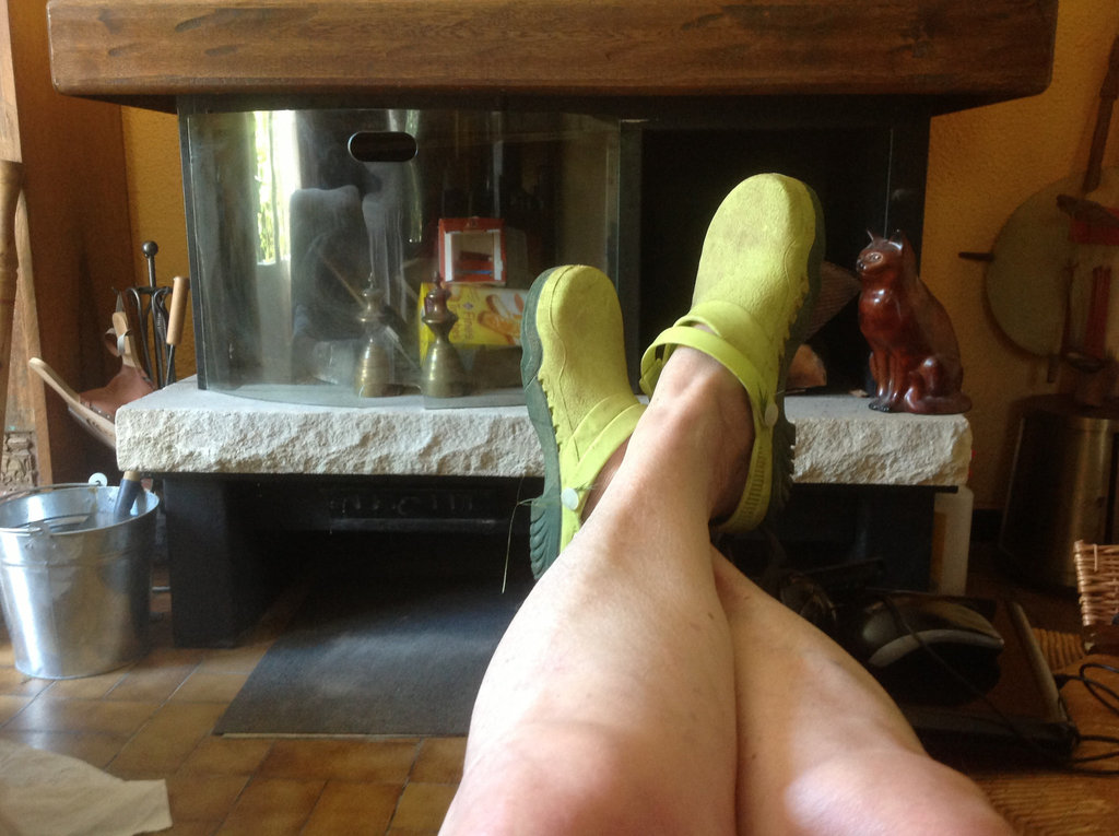 Christiane et ses sabots jaunes / Christiane's yellow clogs.