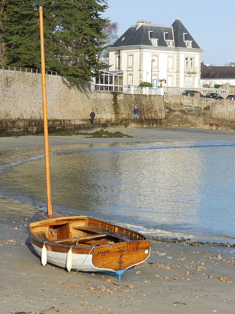 la dame de la cote veille sur sa barque