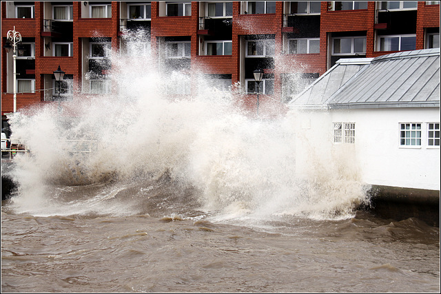 High tides and wind