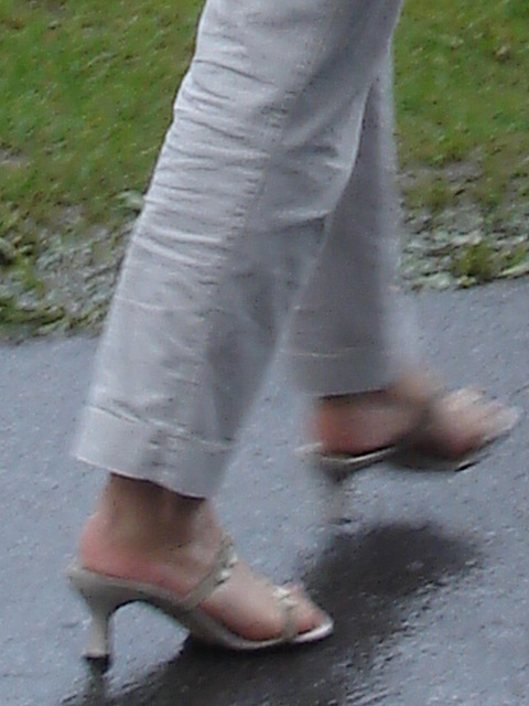 Tall mature Lady in hammer heeled sandals / Grande Dame mature en sandales à talons hauts marteaux.