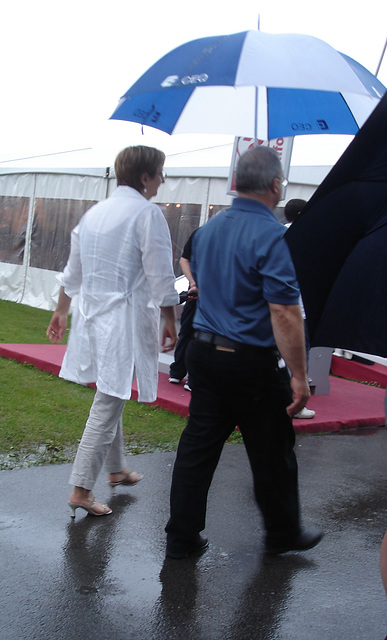 Tall mature Lady in hammer heeled sandals / Grande Dame mature en sandales à talons hauts marteaux.