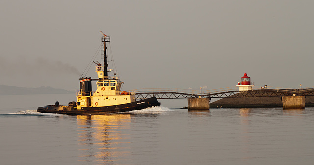 The tug Seal Carr entering the Port of Leith