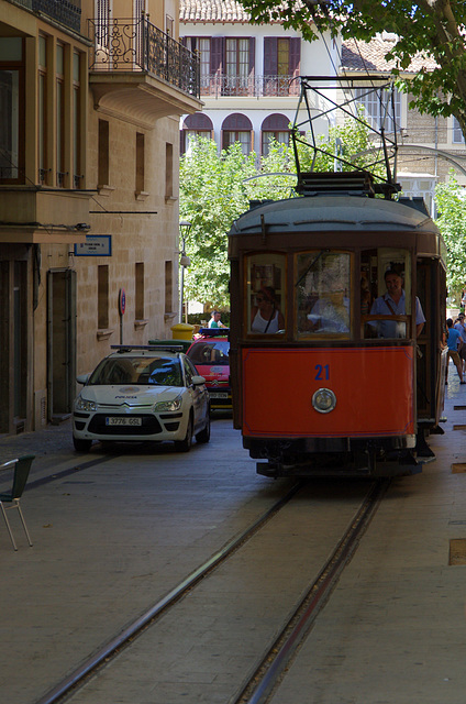 here comes the tram