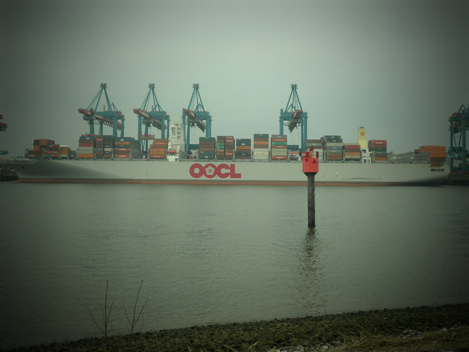 Containerschiff   OOCL  BANGKOK