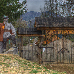 Mikola Schugajs Skulptur vor dem Eingang ins Freilichtmuseum "Altes Dorf"