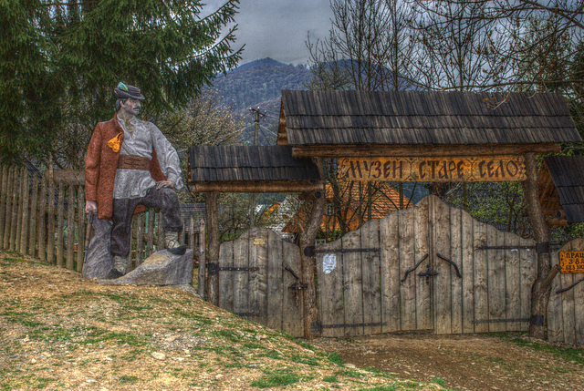 Mikola Schugajs Skulptur vor dem Eingang ins Freilichtmuseum "Altes Dorf"