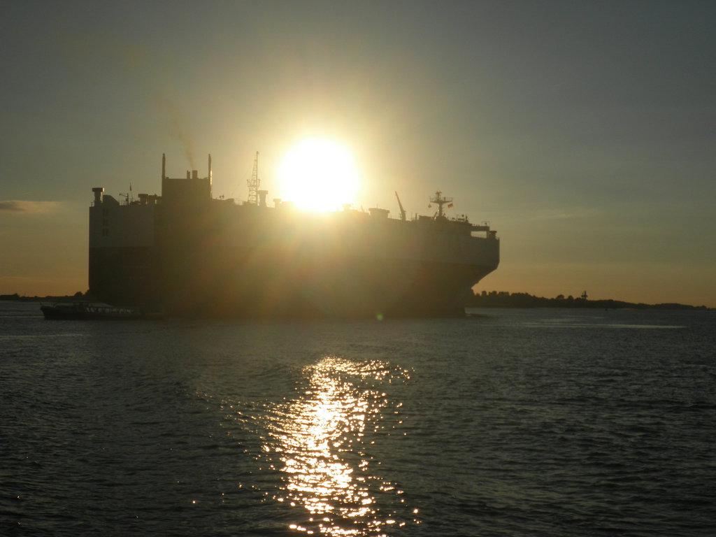 Autotransporter   "CITY of ANTWERP" im Sonnenuntergang auf der Elbe