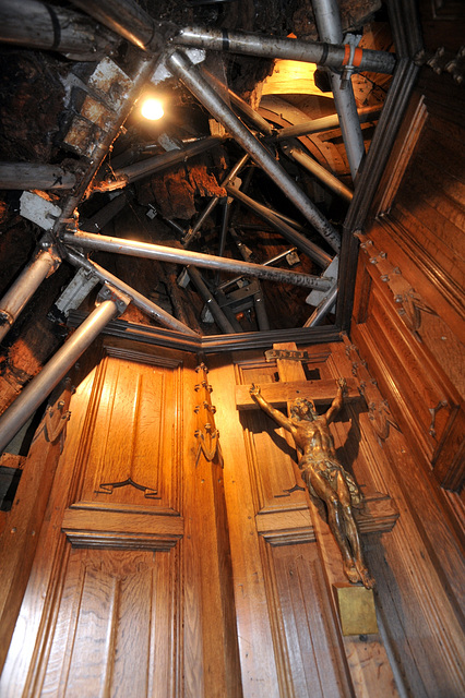 Chapelle du Calvaire dans le creux du tronc du Chêne d'Allouville-Bellefosse