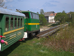 Karpaten-Straßenbahn fährt über dem Fluss Switscha
