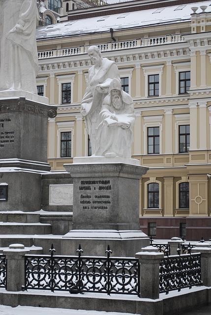 Fürstin Olga Denkmal -- Kyrill und Method Skulptur