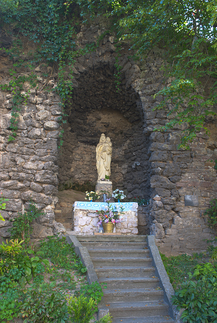 eine Skulptur bei der Polnischen Kirche