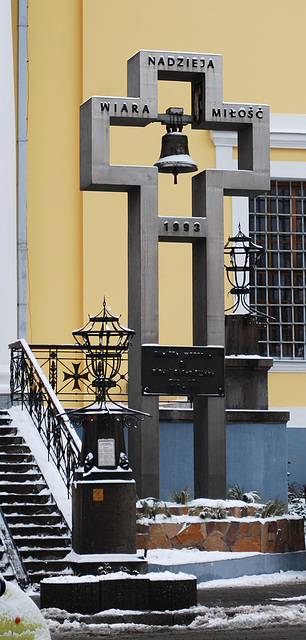 Denkmalkreuz bei der St. Alexanders polnische Kirche