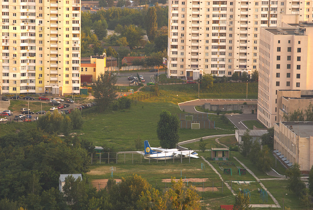 Ein Flugzeug steht in einem Hof