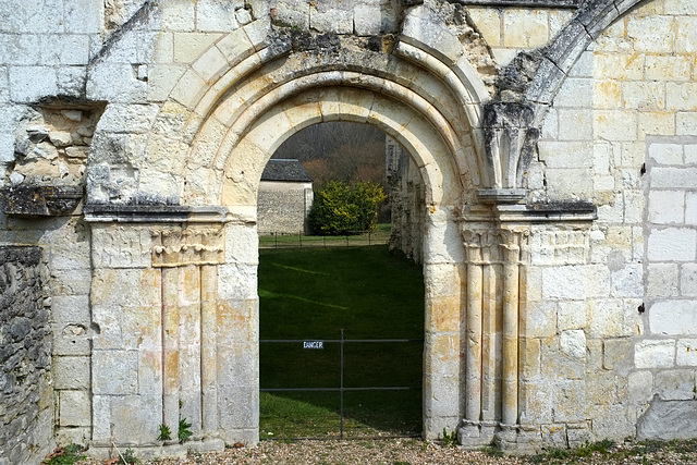 Portail de l'église Notre-Dame du Liget (XIIe s.)