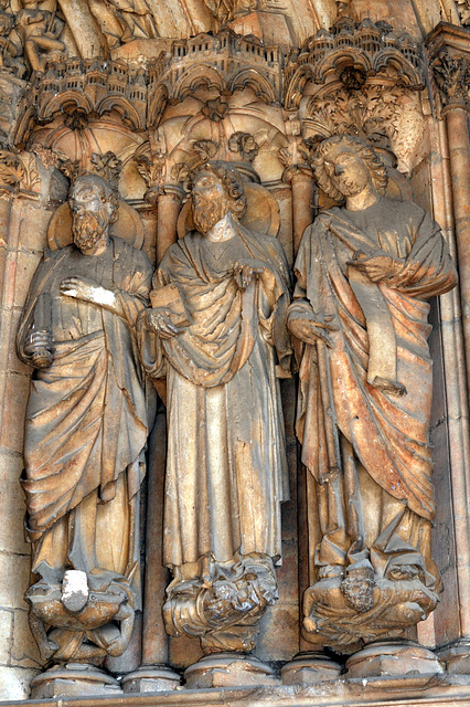 Statues-colonnes du portail de l'église Notre-Dame de la Couture