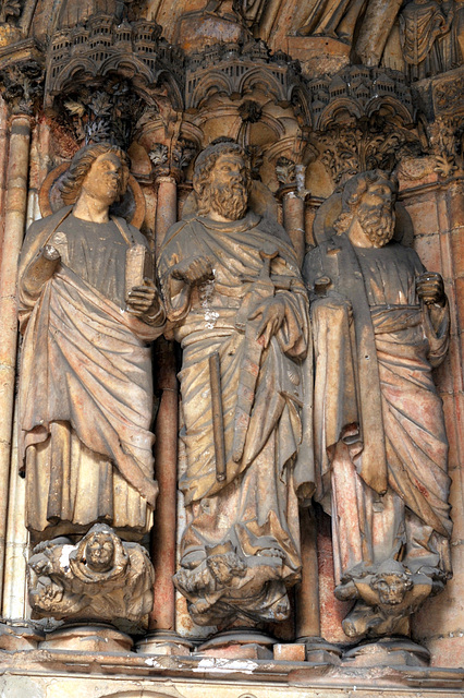 Statues-colonnes du portail de l'église Notre-Dame de la Couture