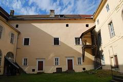 der Hof im Ungwaren Schloss