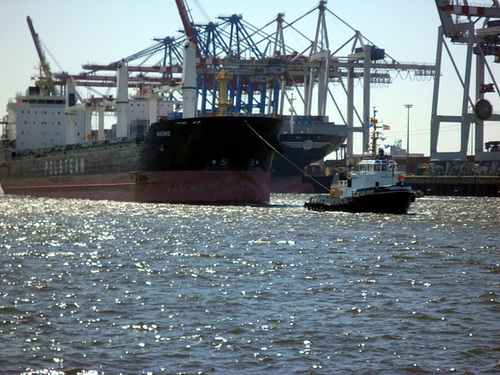 Frachter  MIEDWIE  mit Schlepper