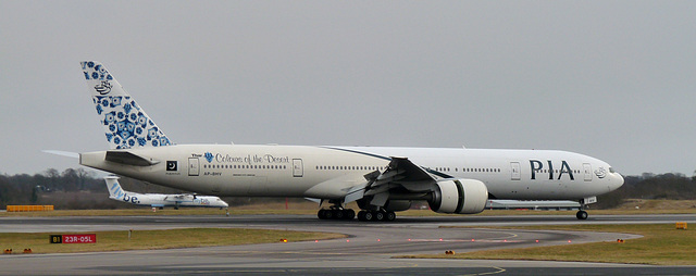 Boeing 777-340/ER AP-BHV (PIA)
