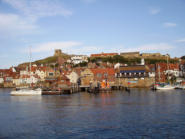 gbw - Whitby evening high tide
