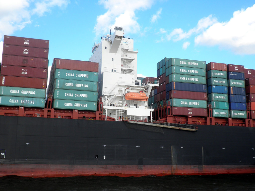 Deckhaus und Container von  ZIM  ANTWERP