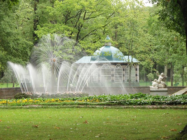 Peterhof -- Springbrunnen "Sonne"