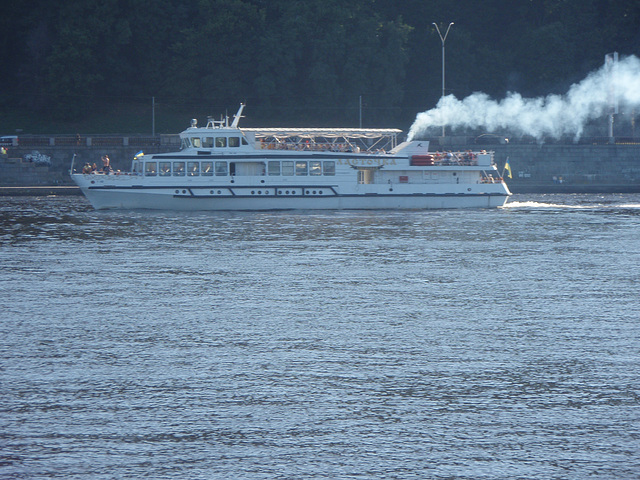 "Lastotschka" (Schwalbe) Schiff an Dnepr