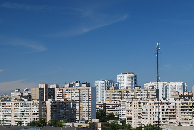 die Stadt unter dem blau Himmel