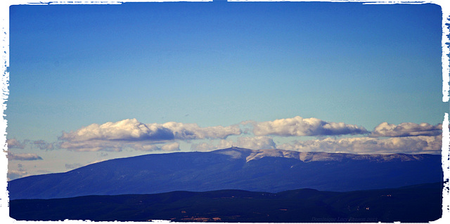 Au loin, le Mont Ventoux ...