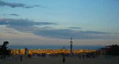 Parc Güell - El crepúsculo toca con oro la ciudad