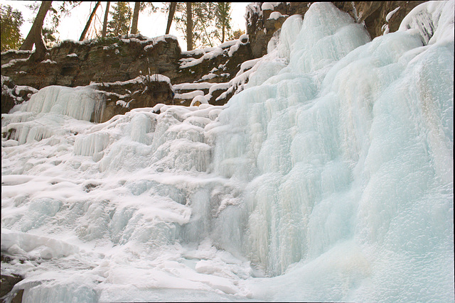 der gefrorene Manjawas Wasserfall der gefrorene Manjawas Wasserfall