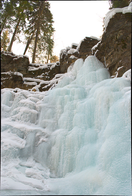 der gefrorene Manjawas Wasserfall der gefrorene Manjawas Wasserfall