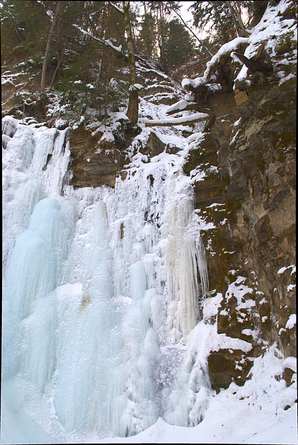 der gefrorene Manjawas Wasserfall