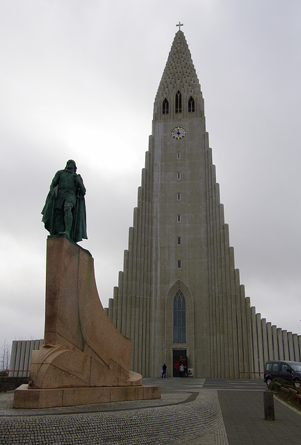 Leifr Eiricsson in front of the Hallgrímskirkja