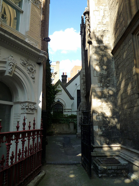 Down the side of St Sepulchre