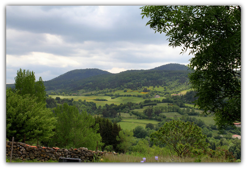 Mon pays vert, au pied de volcans en sommeil