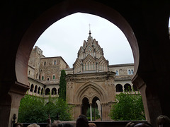 Claustro del Monasterio de Guadalupe. Dos estilos, abajo románico, arriba mudejar