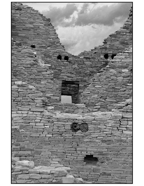 Pueblo del Arroyo walls in black and white