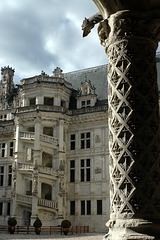 Château de Blois: l'escalier François Ier vu depuis les colonnettes de l'aile Louis XII