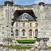 Les ruines de l'abbaye et le château de Chaalis